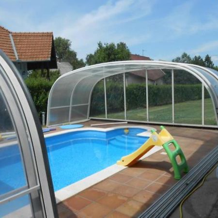 Schoenes Ferienhaus Mit Grossen Pool 250 M Vom Balaton Balatonmariafurdo Exterior photo
