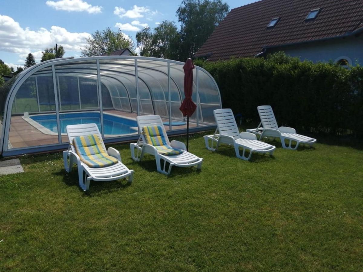 Schoenes Ferienhaus Mit Grossen Pool 250 M Vom Balaton Balatonmariafurdo Exterior photo