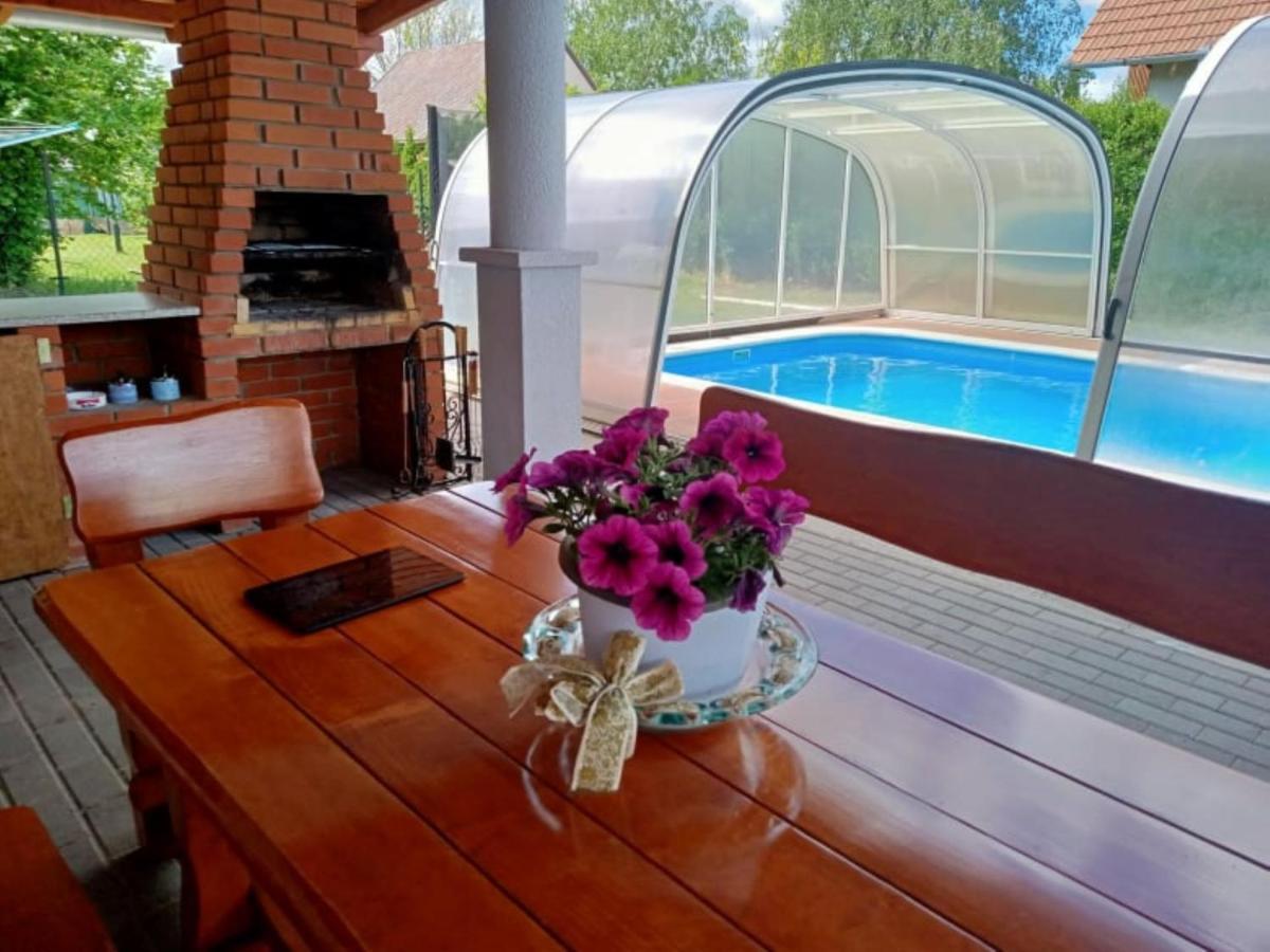 Schoenes Ferienhaus Mit Grossen Pool 250 M Vom Balaton Balatonmariafurdo Exterior photo