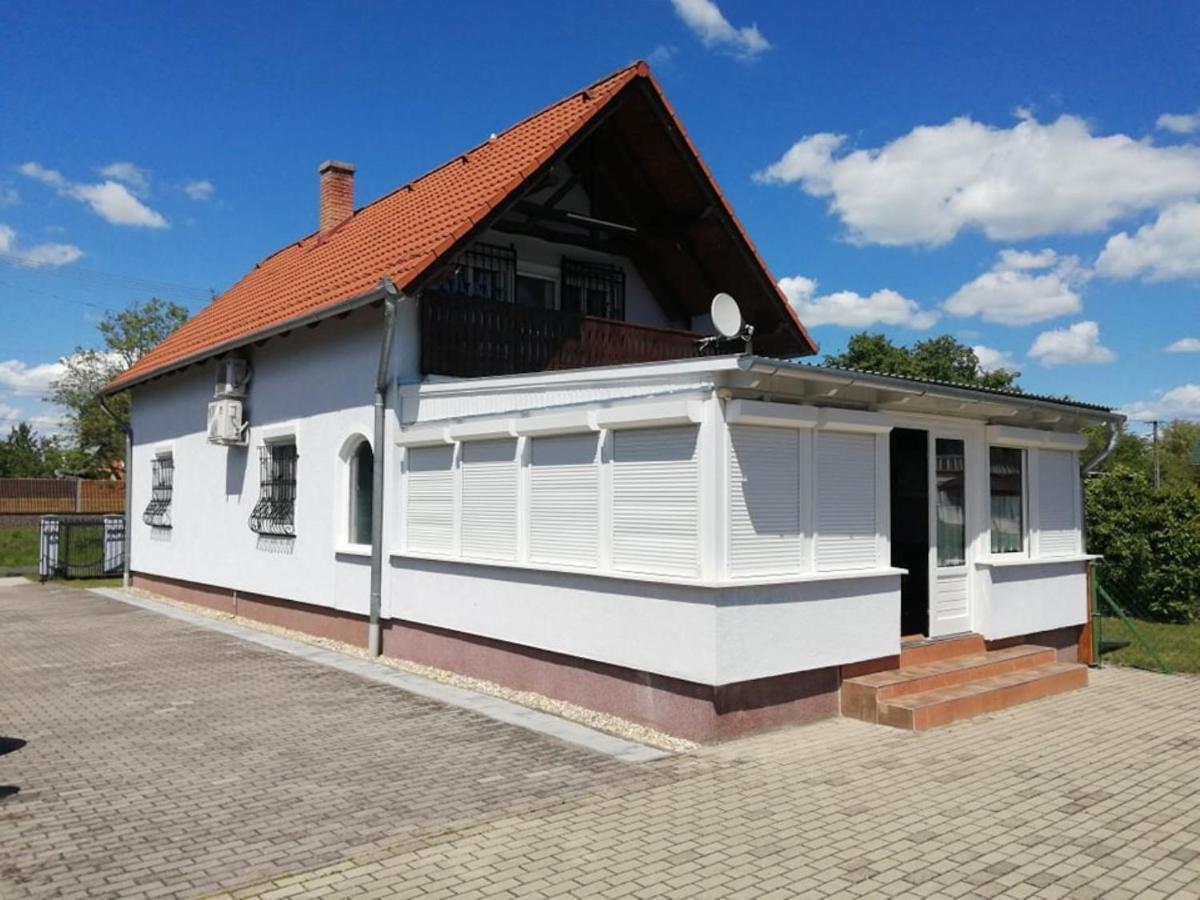 Schoenes Ferienhaus Mit Grossen Pool 250 M Vom Balaton Balatonmariafurdo Exterior photo