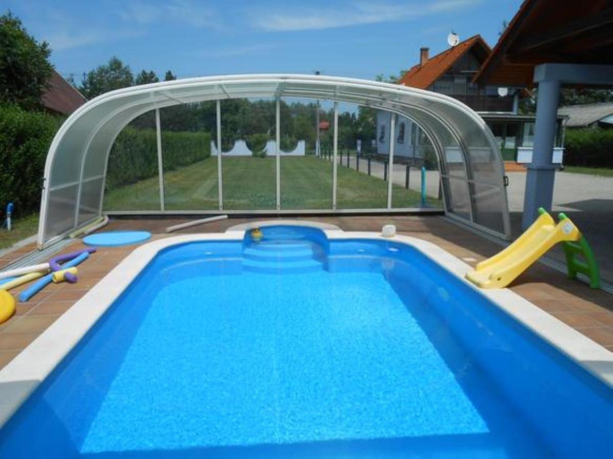 Schoenes Ferienhaus Mit Grossen Pool 250 M Vom Balaton Balatonmariafurdo Exterior photo