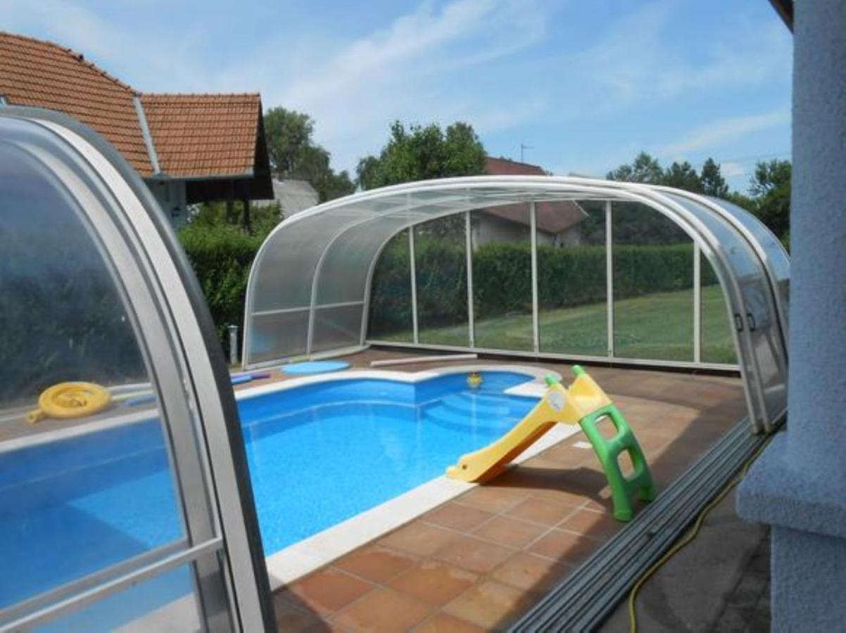 Schoenes Ferienhaus Mit Grossen Pool 250 M Vom Balaton Balatonmariafurdo Exterior photo