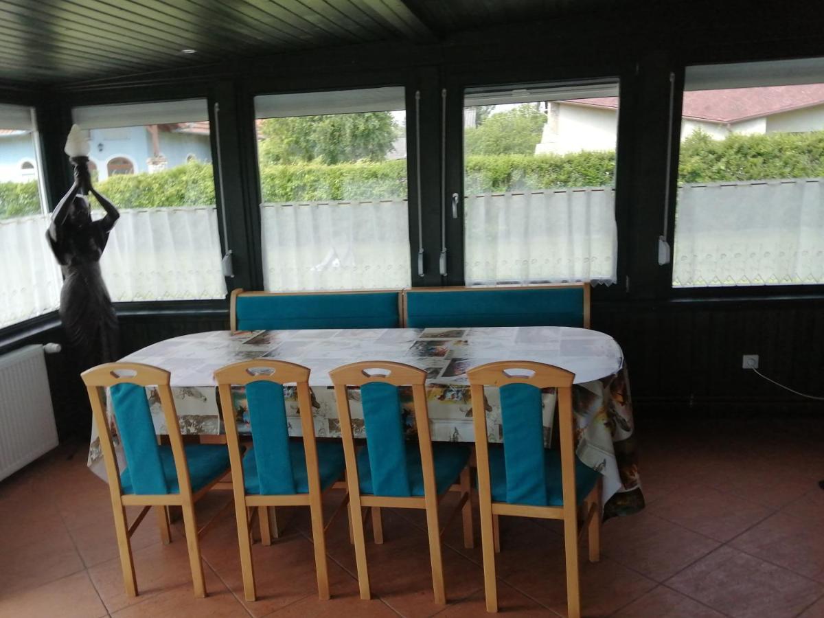 Schoenes Ferienhaus Mit Grossen Pool 250 M Vom Balaton Balatonmariafurdo Exterior photo