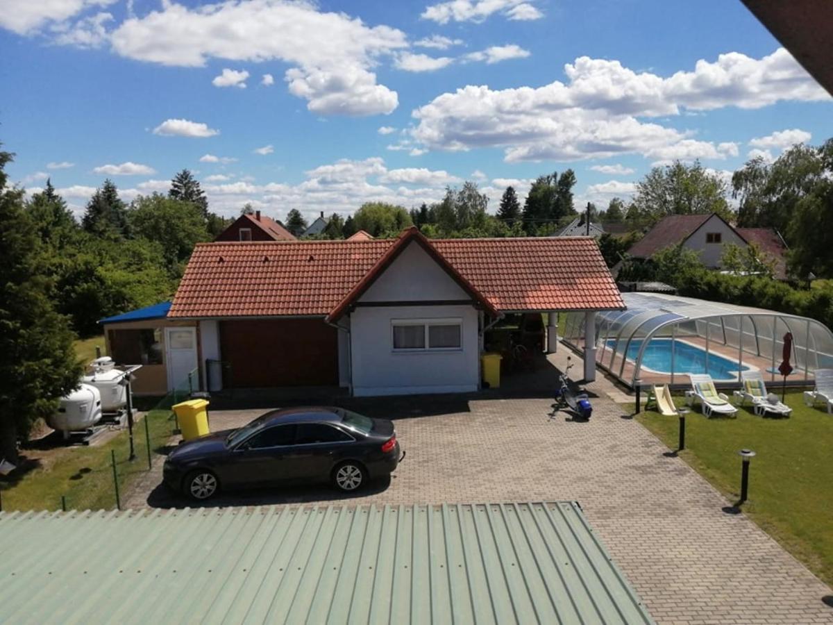 Schoenes Ferienhaus Mit Grossen Pool 250 M Vom Balaton Balatonmariafurdo Exterior photo