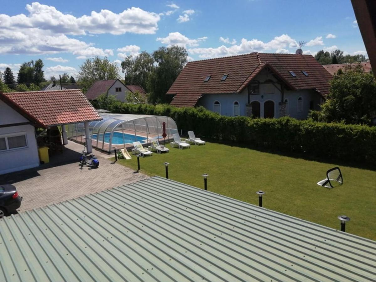 Schoenes Ferienhaus Mit Grossen Pool 250 M Vom Balaton Balatonmariafurdo Exterior photo